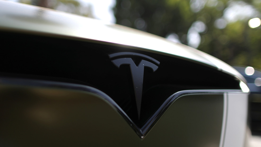 El propietario de un Tesla averiado se niega a gastarse 20.000 euros en repararlo y prefiere hacerlo pedazos con dinamita (VIDEO)