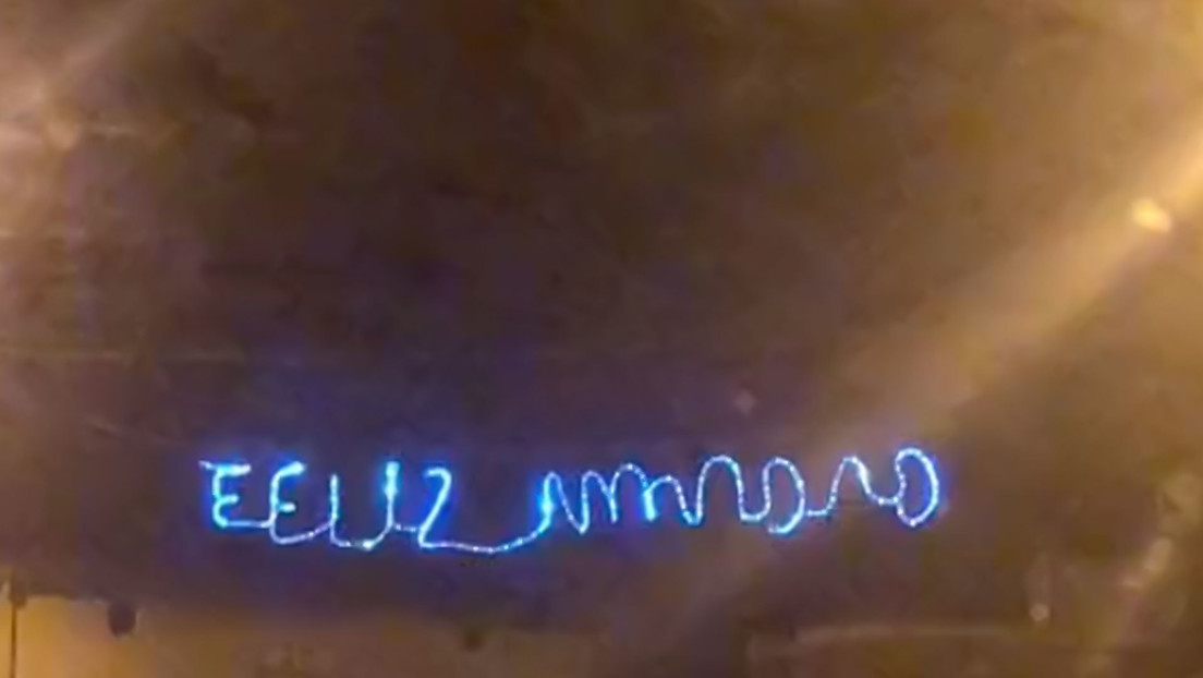 '¿Lo ha escrito un médico?': Las redes estallan por la felicitación ilegible de unas luces navideñas en un pueblo de España