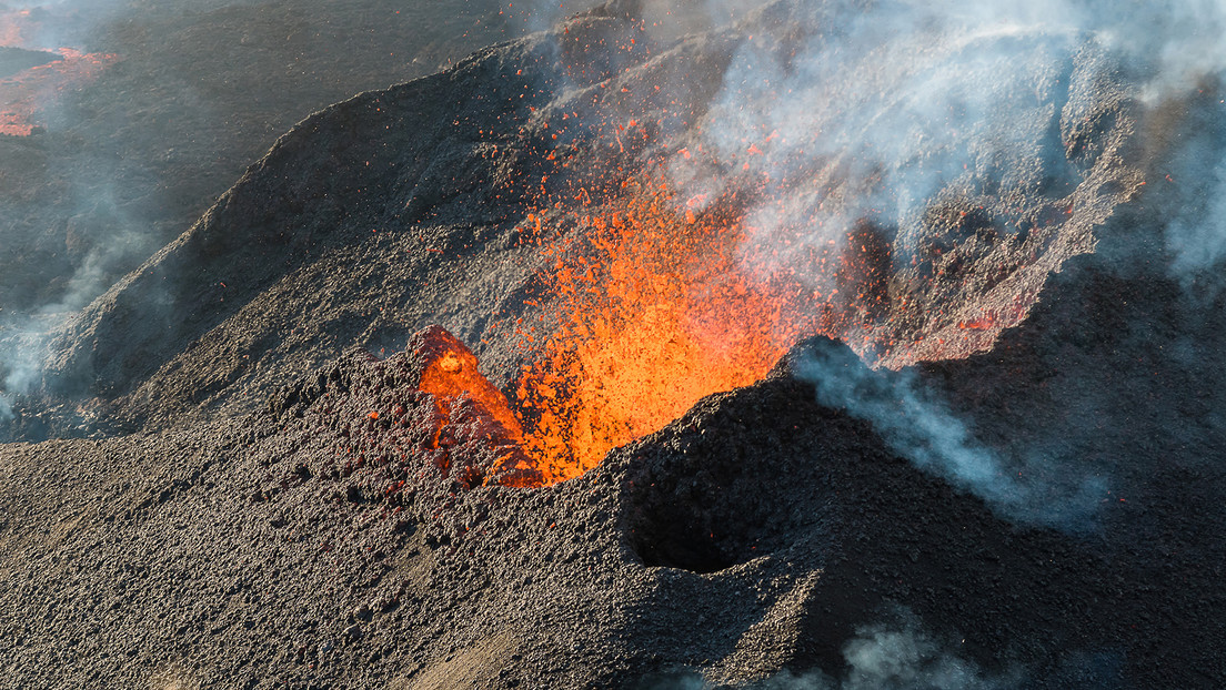 VIDEO, FOTOS: El volcán Piton de la Fournaise  vuelve a entrar en erupción en el océano Índico
