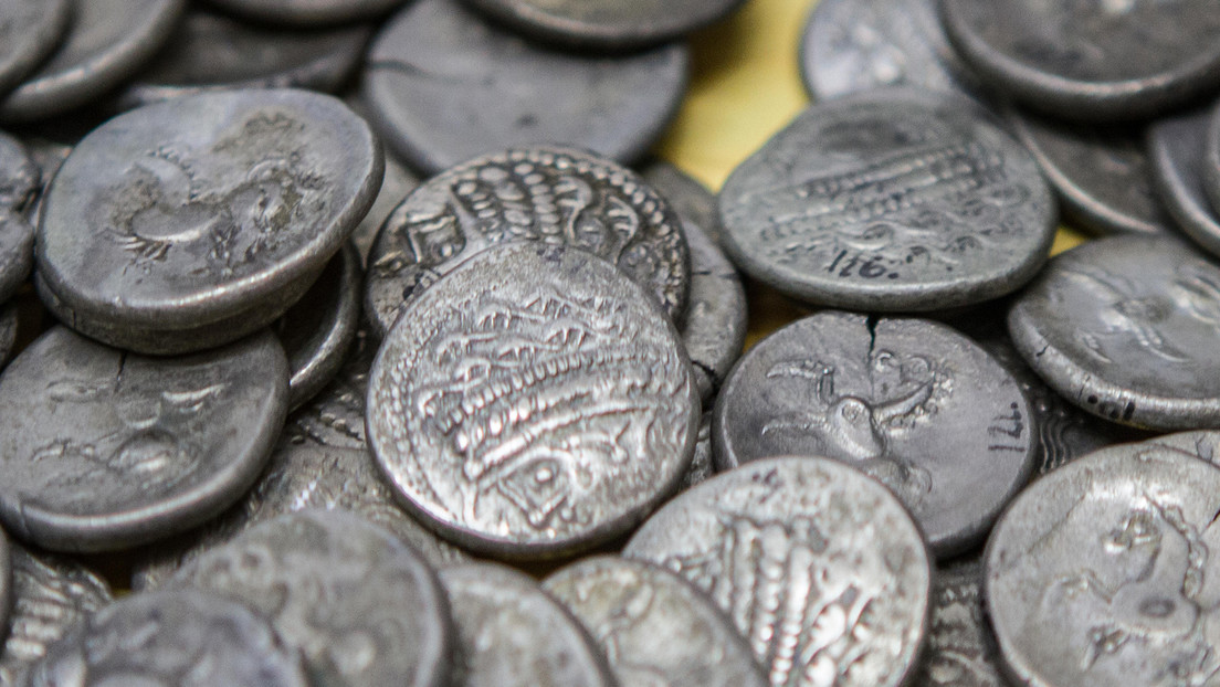 Los descubridores del mayor tesoro de monedas celtas recibirán parte de una recompensa de más de 5 millones de dólares