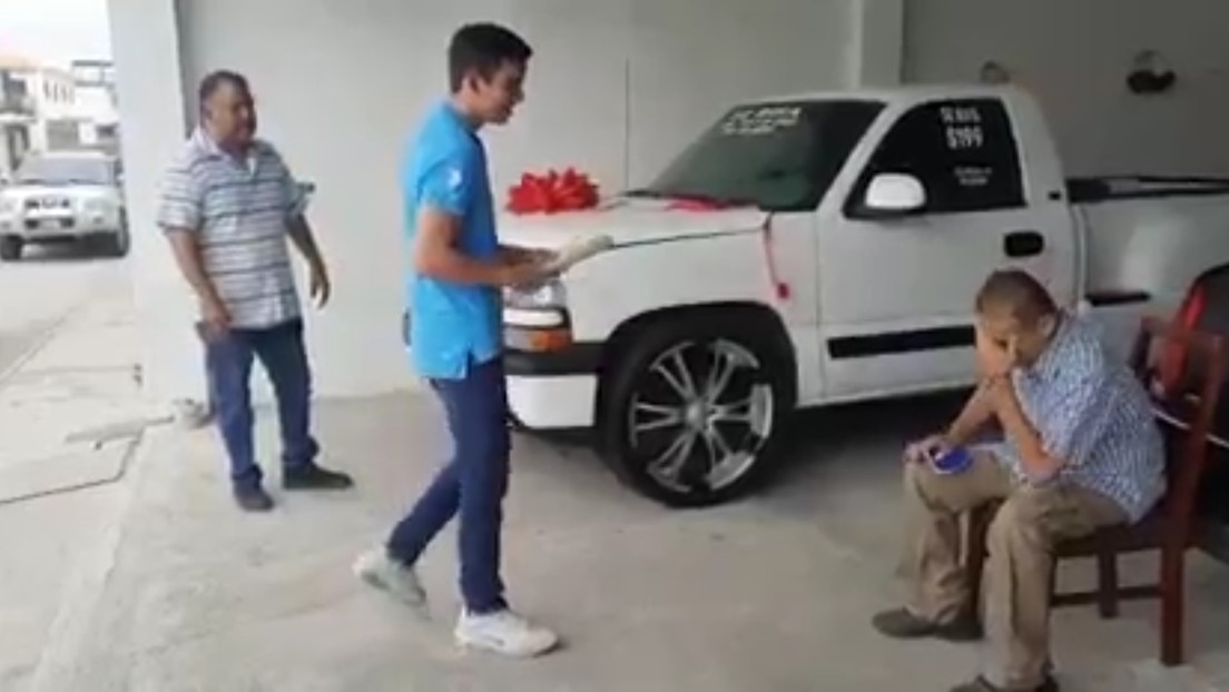 VIDEO: Un mexicano que padece cáncer de estómago rifa su camioneta para costear el tratamiento y el ganador se la devuelve