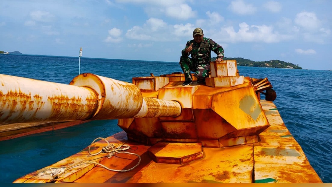 VIDEO: Recuperan el "objeto similar a un tanque" que flotaba en el mar cerca de Indonesia