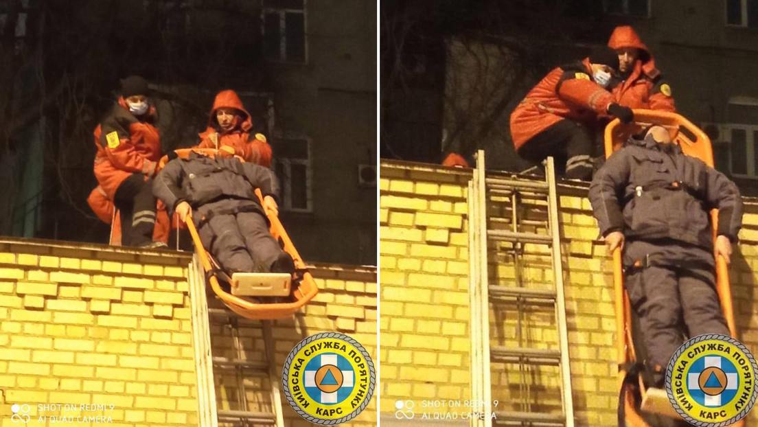 VIDEO: Socorristas intentan bajar a un hombre herido, pero lo dejan caer desde el techo de un garaje