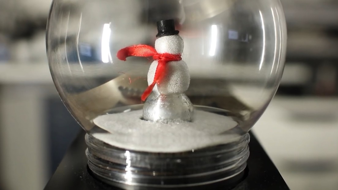 Un 'youtuber' crea una bola de cristal decorativa navideña que genera su propia nieve real