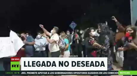 Manifestantes se congregan en un aeropuerto de Bolivia para rechazar la llegada de un gobernador de derecha