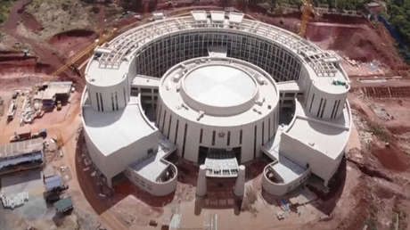 La construcción del imponente nuevo edificio del Parlamento de Zimbabue, financiado por China, entra en su etapa final (VIDEO)