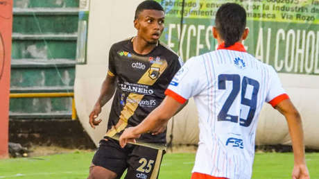 Un llamativo gol que le dio el ascenso a un equipo de segunda división genera dudas por la pasividad de la defensa (VIDEO)