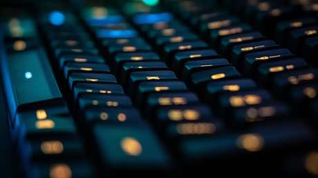 Un programador adapta a su ordenador un teclado y un 'trackball' antiguos, usados en el pasado para lanzar misiles nucleares