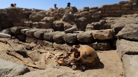 FOTOS: Hallan restos humanos con lenguas de oro en Egipto