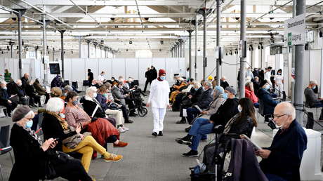 Antivacunas daneses comparten caramelos y comida para contagiarse y conseguir el pasaporte covid