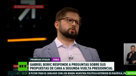 El candidato a la presidencia de Chile, Gabriel Boric, responde a preguntas sobre sus propuestas de cara a la segunda vuelta electoral