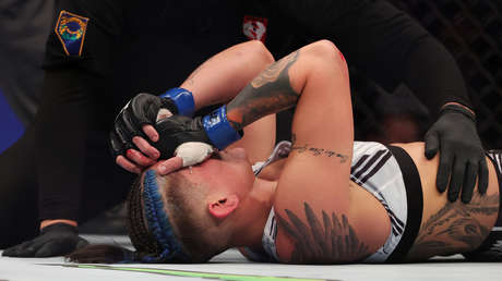 VIDEO: Luchadora de la UFC trata de evitar un estrangulamiento metiendo los dedos en los ojos de su rival y le llueven las críticas