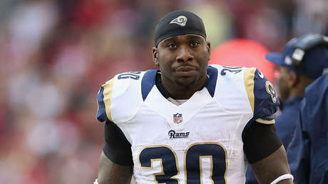 Un exjugador de la NFL arrestado tras difundirse imágenes de cómo atacaba a su expareja afirma que la agresión fue un montaje de la mujer