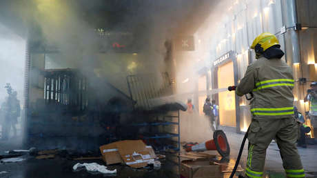 Cerca de 300 personas quedan atrapadas por un gran incendio en un centro comercial de Hong Kong
