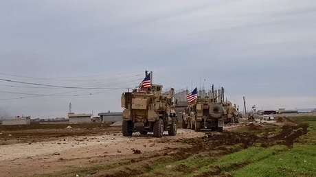 Soldados de Siria y residentes locales bloquean el paso a un convoy de EE.UU. que intentaba cruzar un puesto de control