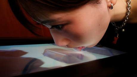 Desarrollan un prototipo de pantalla que recrea sabores de alimentos y se puede lamer