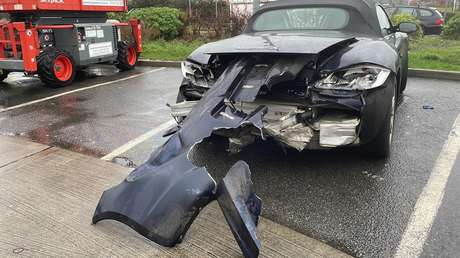 Detienen a un conductor que chocó su Porsche y continuó manejando varios kilómetros con el parachoques metido en el maletero (FOTO)