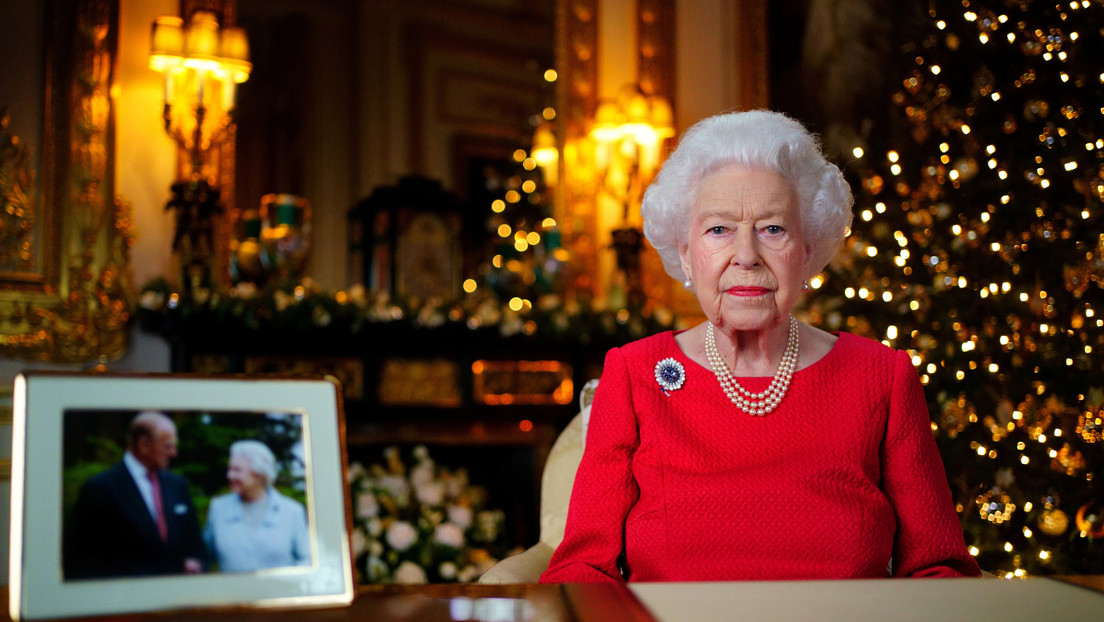 Periodista tuitea que la reina Isabel II debería haber muerto en vez de la 'chica de oro' Betty White y cierra su cuenta tras la indignación desatada