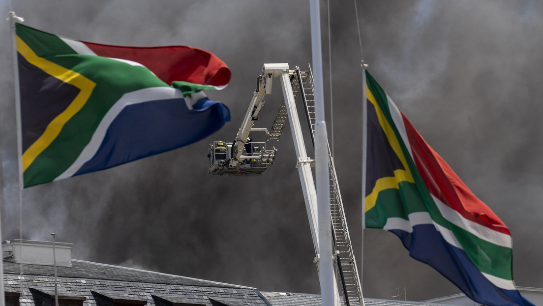 Arrestan a un hombre en relación con el incendio que "devastó" gran parte del Parlamento de Sudáfrica