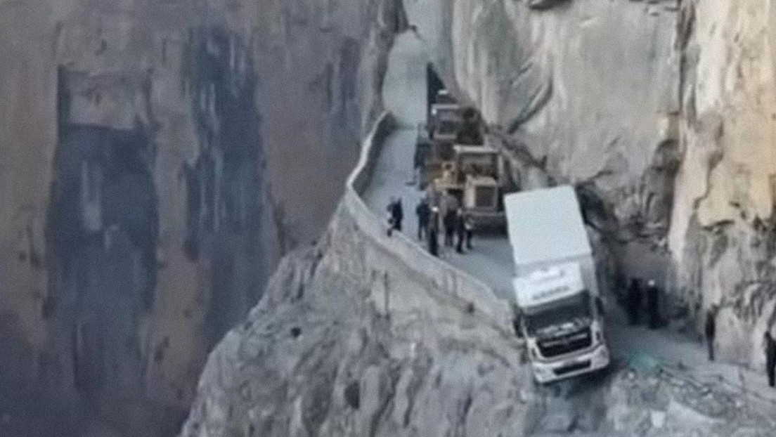 Un camión cuelga de un acantilado de 100 metros tras ser guiado por el GPS a una estrecha carretera en China (VIDEO, FOTOS)