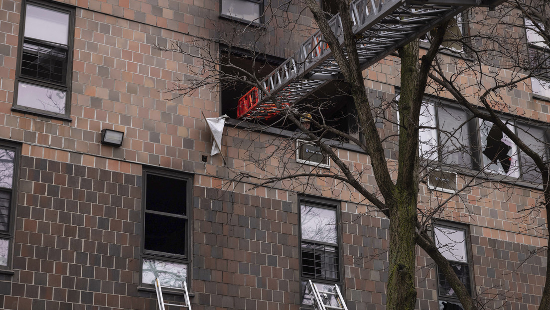 "Uno de los peores incendios" en la historia de Nueva York deja al menos 19 muertos, incluidos 9 niños, y decenas de heridos