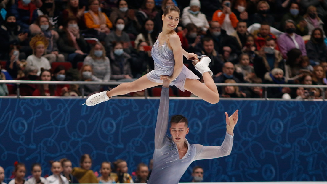 Los patinadores artísticos rusos Míshina y Galliamov rompen el récord mundial de puntos en el programa corto de parejas