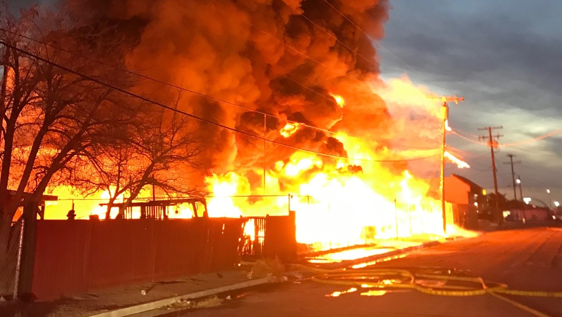 VIDEO: Masivo incendio en un edificio comercial en California
