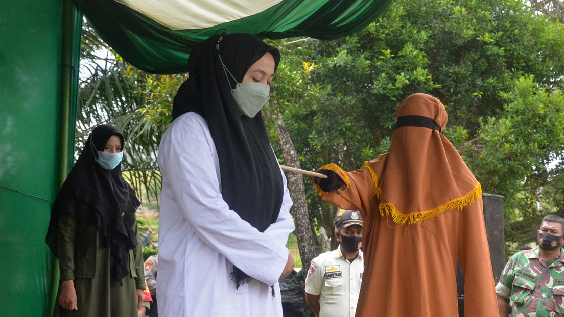 Una mujer indonesia recibe 100 bastonazos por cometer adulterio (y su amante recibe solo 15)