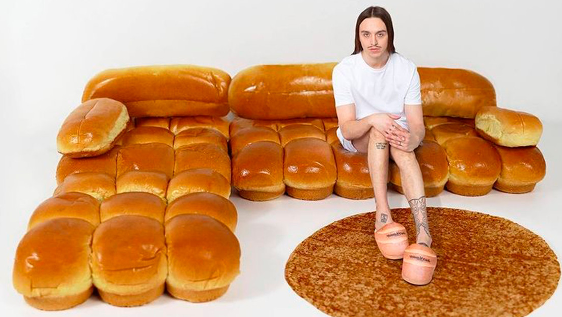 El rapero Tommy Cash presenta un sofá de IKEA con forma de barras de pan unidas