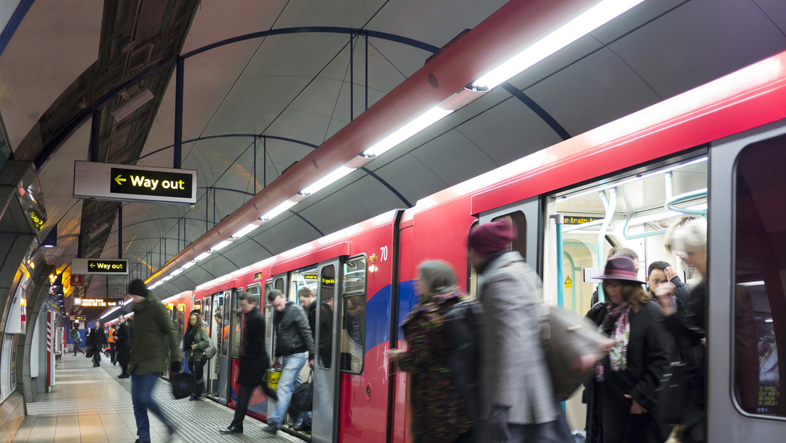 VIDEO: Un hombre empuja a una mujer a las vías del metro en Bélgica y el conductor del tren logra frenar justo a tiempo