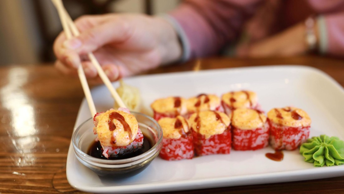 Una joven acaba en el hospital después de comer 32 piezas de sushi aparte de varios aperitivos (VIDEO)