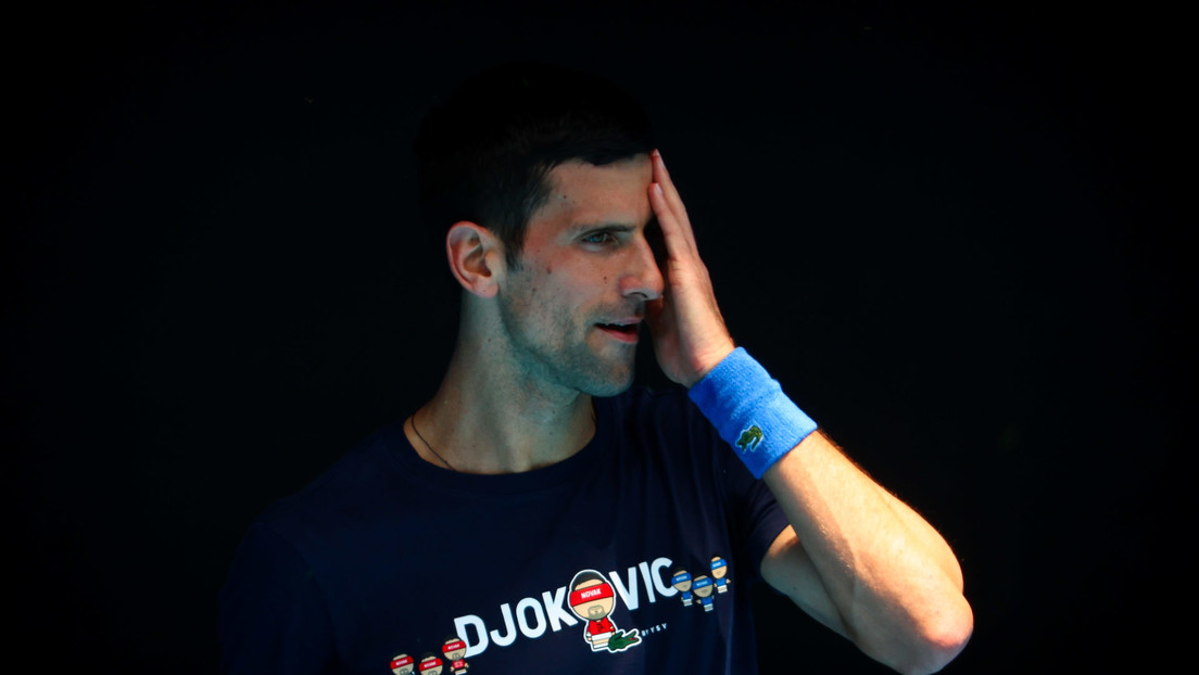 Captan al tenista serbio Novak Djokovic sin mascarilla en un avión tras ser deportado de Australia (FOTO)