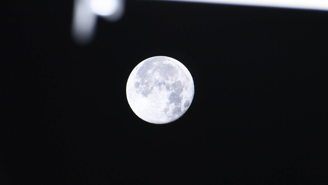 Cosmonauta muestra una foto de la 'Luna del Lobo' tomada desde la EEI