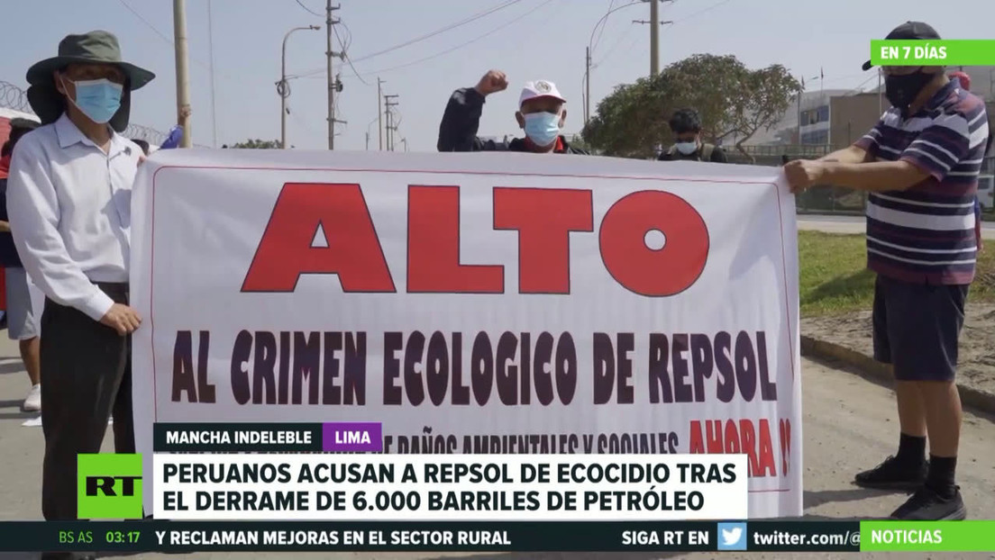 Manifestantes protestan en Lima contra Repsol por el derrame de crudo frente a las costas peruanas