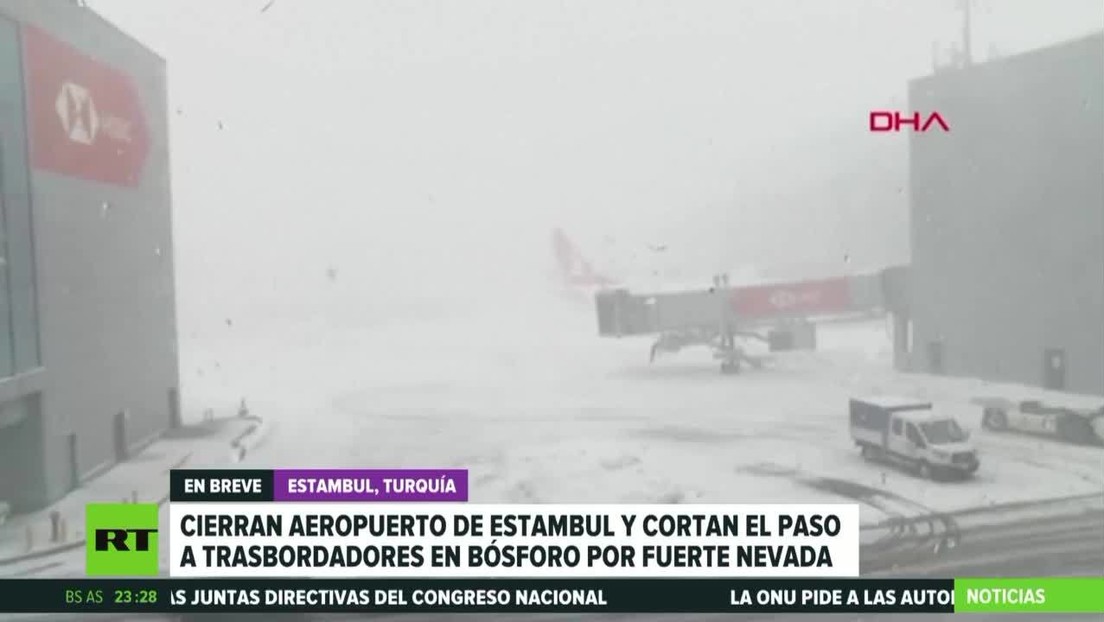 Cierran el aeropuerto de Estambul y cortan el paso a transbordadores en el Bósforo por una fuerte nevada