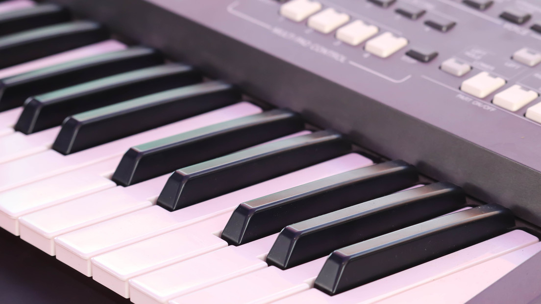 Crean un teclado musical que recibe el texto de una aplicación móvil y lo canta por ti