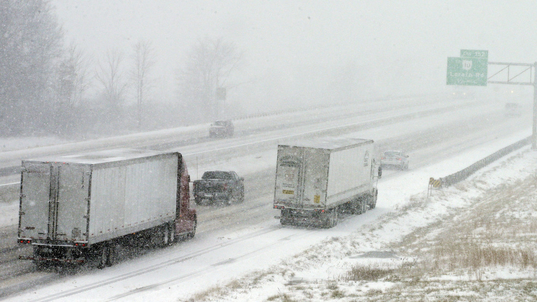 Un quitanieves arroja enormes cantidades de nieve y escombros sobre varios vehículos en una autopista y deja 12 heridos y 40 coches dañados (VIDEO)