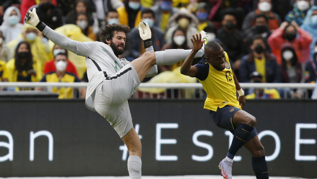 Árbitro expulsa 2 veces al portero Alisson Becker en el partido de Ecuador contra Brasil y el VAR lo salva en ambas ocasiones