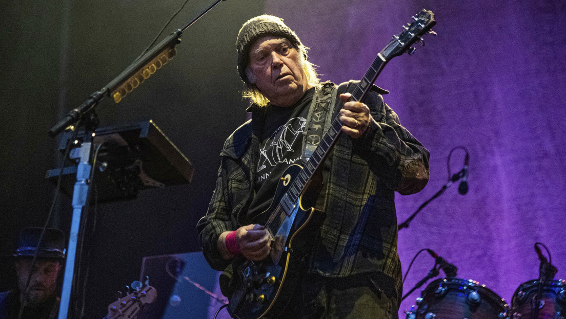 Spotify elimina todas las canciones de Neil Young tras su rechazo a compartir plataforma con Joe Rogan, y provoca burlas de Apple Music