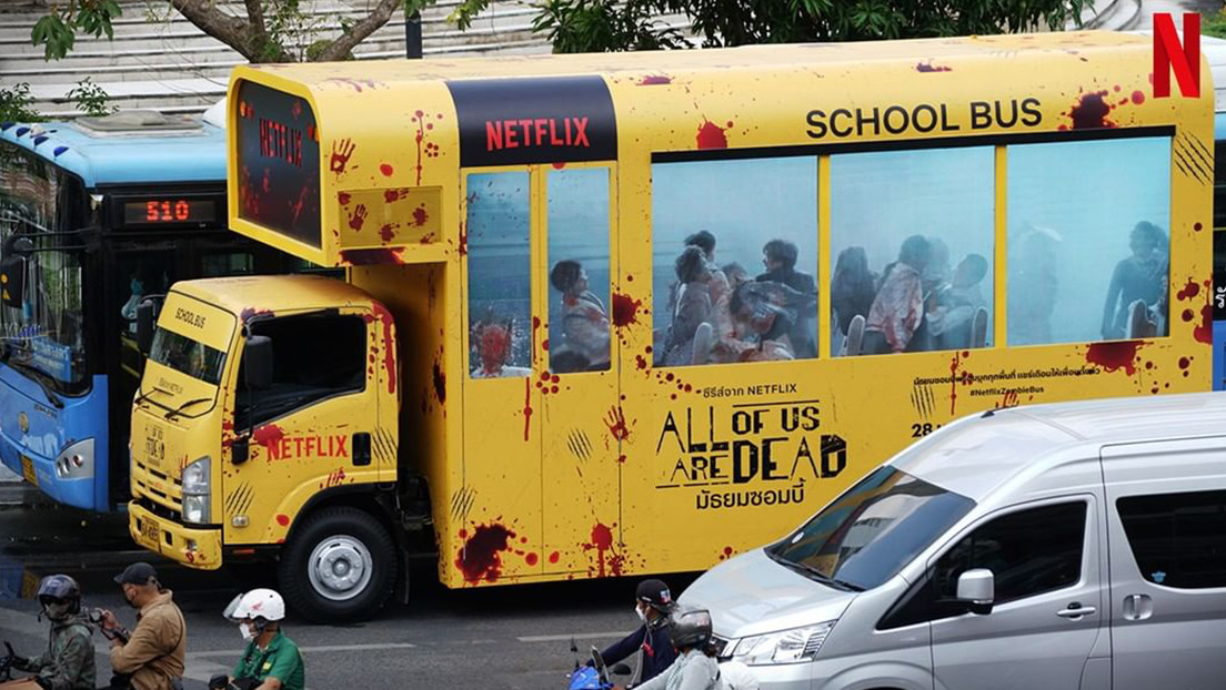 Bus ensangrentado recorriendo las calles de Tailandia como promoción de una nueva serie de Netflix sobre zombis divide a los internautas (VIDEO)