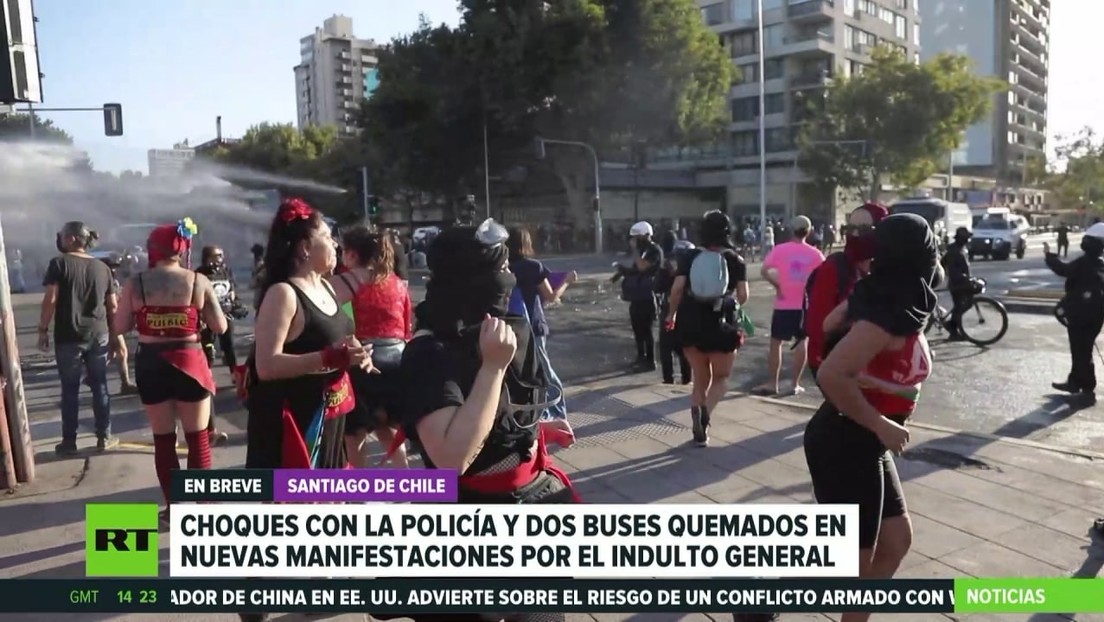 Protestas en Chile por el indulto general terminan en enfrentamientos con la Policía y dos autobuses quemados