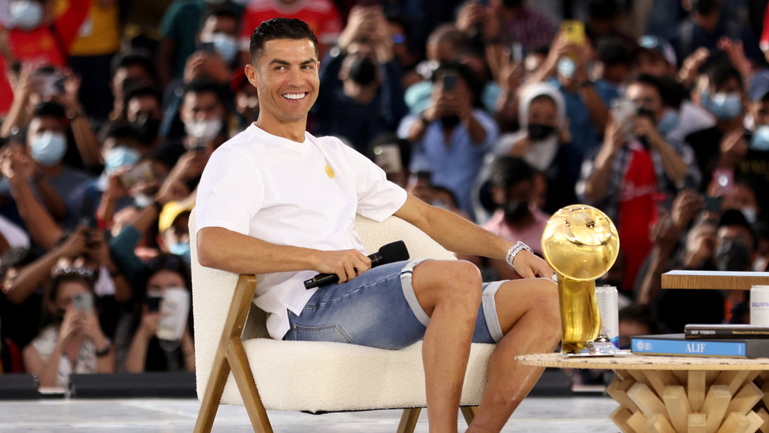 "Escucha a tu padre": Cristiano Ronaldo lanza un mensaje sobre el uso de la tecnología mientras recoge un premio en la EXPO de Dubái