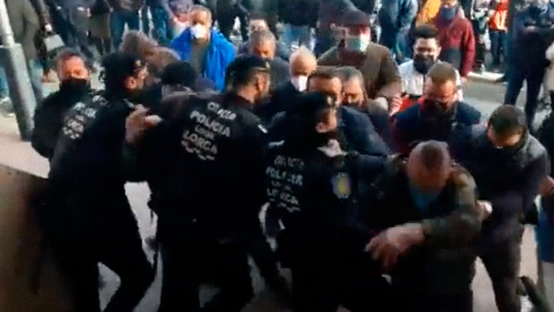 Ganaderos asaltan un Ayuntamiento de España para impedir que se apruebe una moción que limita las macrogranjas (VIDEOS)