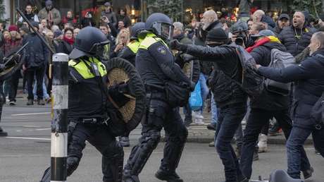 VIDEO: La Policía utiliza perros y golpea con porras durante una protesta no autorizada contra las restricciones anticovid en Ámsterdam