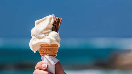 VIDEO: Una argentina se quita el vestido para usarlo de mascarilla y conseguir un helado