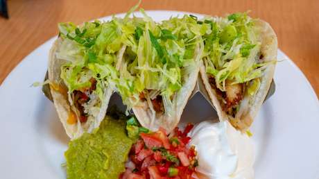 VIDEO: Un 'tiktoker' revela cómo se venden tacos con menos carne a un mayor precio