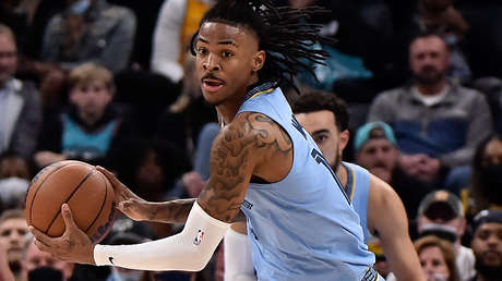 Baloncestista de la NBA sorprende con un impresionante bloqueo a dos manos en el aire saltando a gran altura (VIDEO)