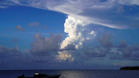Anuncian la alerta de tsunami en la costa occidental de EE.UU. tras la erupción volcánica de Tonga