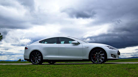 Equipan a un Tesla con una revolucionaria batería y logran que recorra 1.200 km con una sola carga