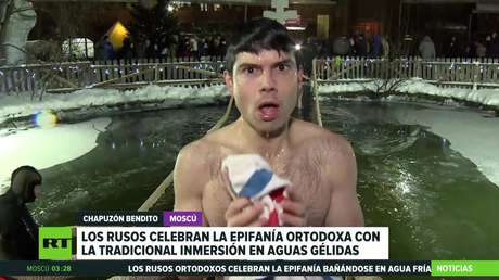 Los rusos celebran la Epifanía ortodoxa con la tradicional inmersión en aguas gélidas